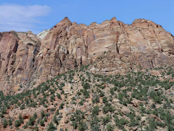 Subida Acantilados Rojos Empinados Formaciones Rocosas Capas Parque Nacional Zion — Foto de Stock