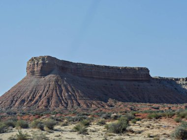 Utah, Zion Ulusal Parkı 'nda düz bir masa başı zirvesi olan bir dağın geniş açılı görüntüsü..