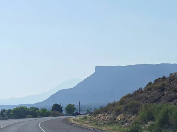 Estrada Sinuosa Torno Uma Encosta Com Montanhas Distantes Quintal Caminho — Fotografia de Stock