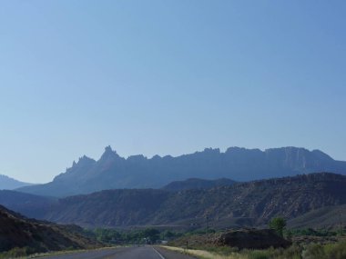 Uzak dağların siluetleri ve Zion Ulusal Parkı 'nın uçurumları Virgin, Utah' tan görülüyor..