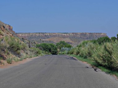 Washington County 'de, Utah' taki Zion Ulusal Parkı 'nın güneyinde masa başı dağ zirvesi olan arka yol..