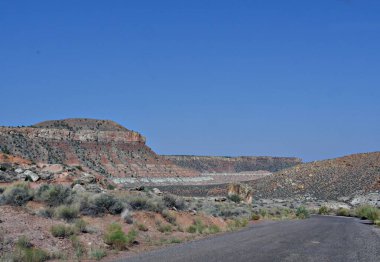 Utah, Zion Ulusal Parkı 'nın birkaç mil güneyindeki kayalıkların ve kaya oluşumlarının güzel manzarası..