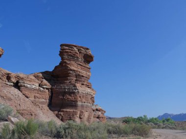 Utah 'taki Zion Ulusal Parkı' nın girişinden birkaç mil ötedeki engebeli arka yollar boyunca güzel kırmızı kaya oluşumlarını kapatın..