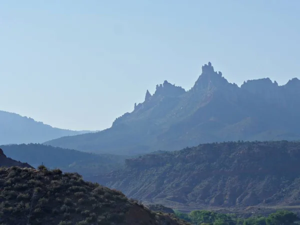 Silhuetas Dramáticas Das Montanhas Distantes Falésias Parque Nacional Zion Vistas — Fotografia de Stock