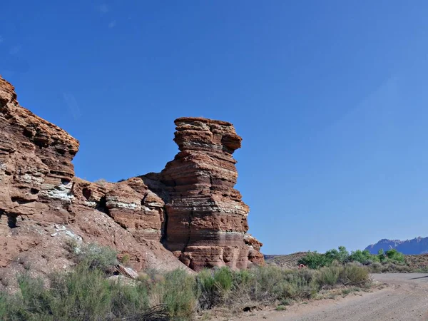 Wide Shot Beautiful Red Rock Formation Rugged Back Roads Few — Stock Photo, Image