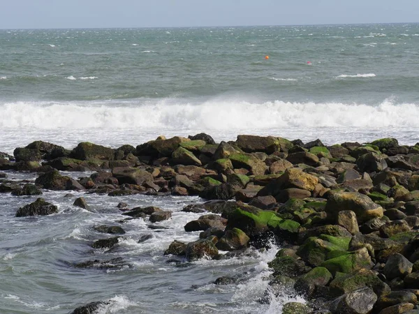 Κύματα Κυματίζουν Και Σπάνε Κατά Βράχων Μια Παράκτια Περιοχή Στη — Φωτογραφία Αρχείου