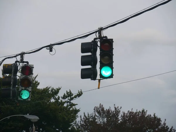 Trafikljus Upphängda Hängande Vajer Signal — Stockfoto