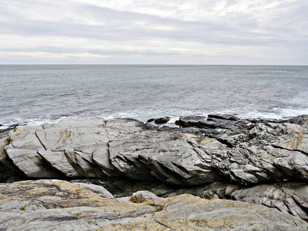 Rock Formations Line Shoreline New England — Stock Photo, Image