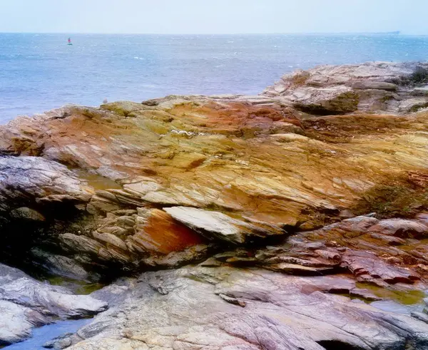 Цветные Слои Пород Известняков Вдоль Прибрежной Дороги — стоковое фото