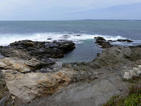 Weitwinkelaufnahme Einer Landschaftlich Reizvollen Felsigen Küste Mit Wasser Das Eine — Stockfoto