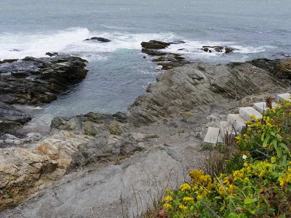 Scenic Rocky Shoreline Water Flowing Small Inlet — Stock Photo, Image