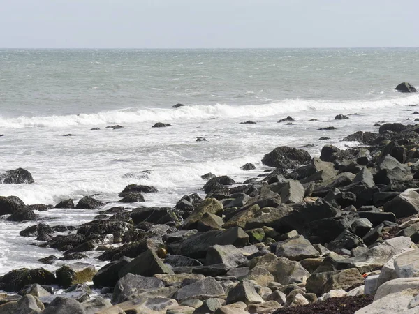 Küstenblick Mit Wellen Die Auf Felsen Zurollen — Stockfoto