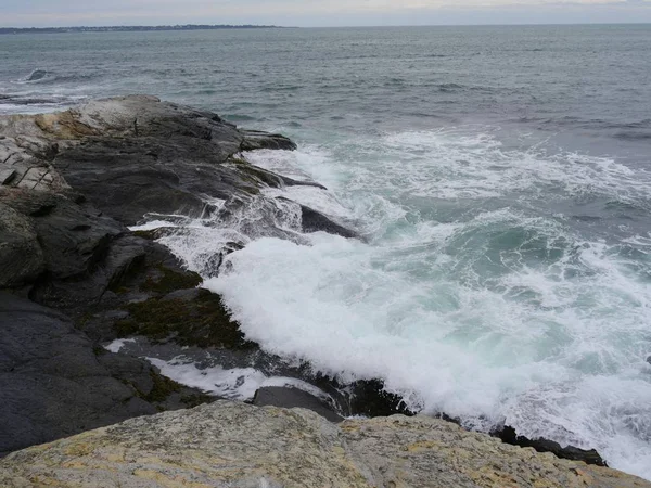 Malerischer Küstenblick Mit Wellen Die Auf Großen Felsen Neuengland Brechen — Stockfoto