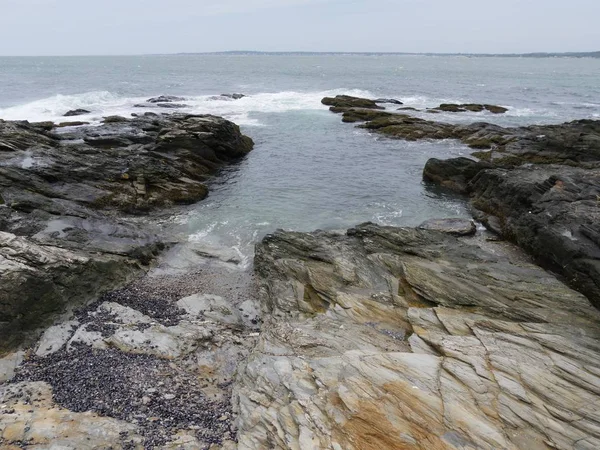 Pequeña Cala Piedra Caliza Con Agua Que Fluye Hacia Las —  Fotos de Stock