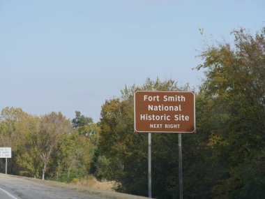 Arkansas 'taki Fort Smith Ulusal Tarihi Sitesi' nin yön işareti..