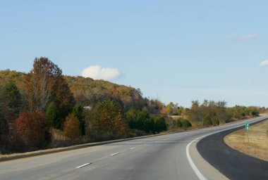 Sonbaharda Arkansas, 49 numaralı otoyol boyunca renkli ağaçlarla döşenmiş yollar..