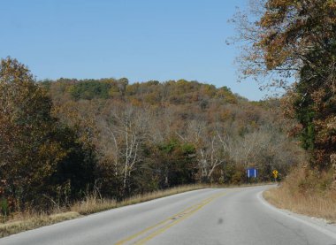 Eureka Springs, Arkansas 'ta renkli ağaçlar ve yapraklarla yolu kapatıyoruz..