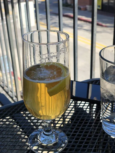 Yol Kenarındaki Bir Restoranda Servis Edilen Bira Bardağının Yarısını Doldur — Stok fotoğraf