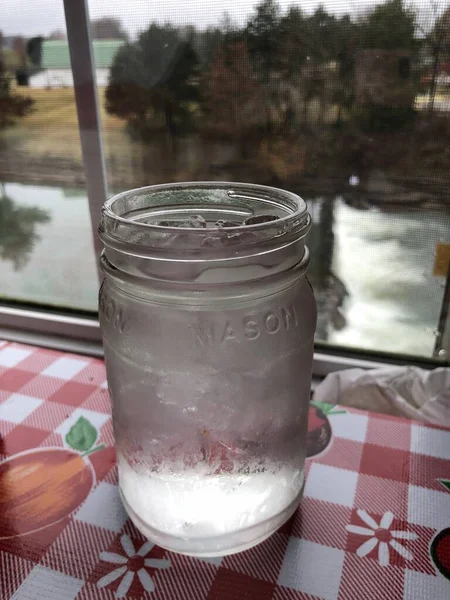 メイソングラスに氷のキューブと冷たい水 — ストック写真