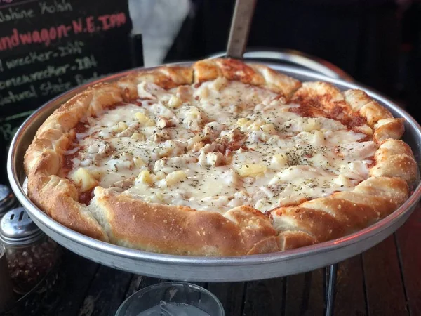 厚い地殻とチーズトッピングの大きなピザの焦点を当てたショット — ストック写真