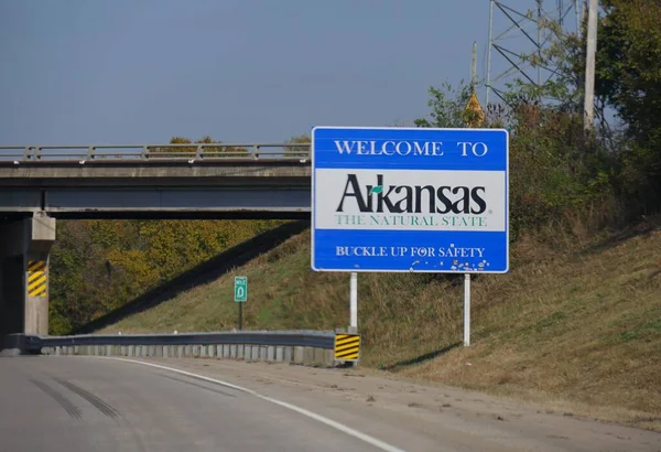 Weitschuss Des Willkommensschildes Arkansas Highway Hinter Der Grenze Oklahoma — Stockfoto