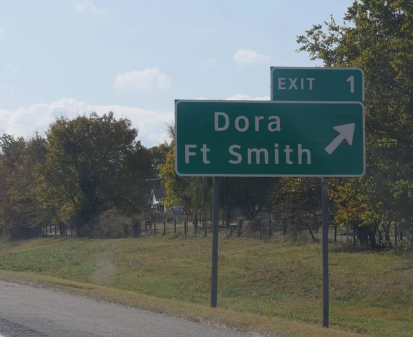 Señales Tráfico Con Indicaciones Dora Fort Smith Arkansas — Foto de Stock