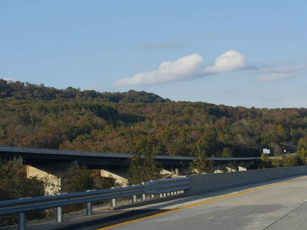 Живописный Вид Красочных Деревьев Вдоль Автострады Арканзасе Сша — стоковое фото