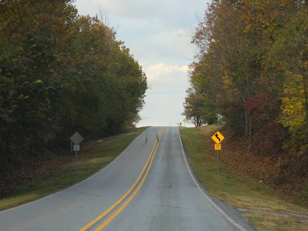 Upward Sloping Road Speed Limit Signs Colorful Trees Both Sides — Stock Photo, Image