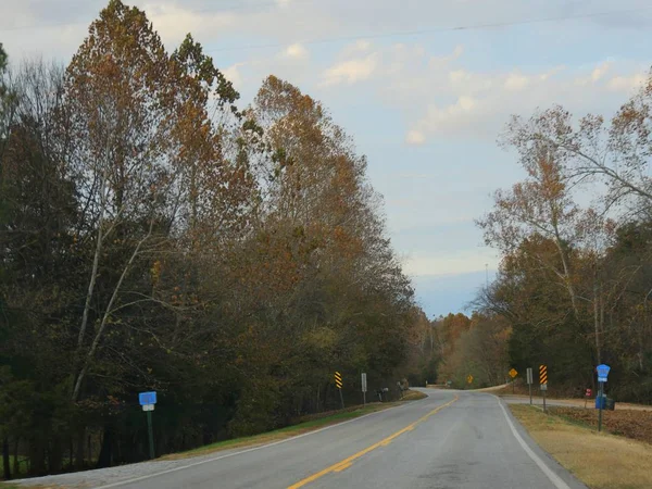Estrada Urbana Com Sinais Alerta Árvores Coloridas Outono — Fotografia de Stock