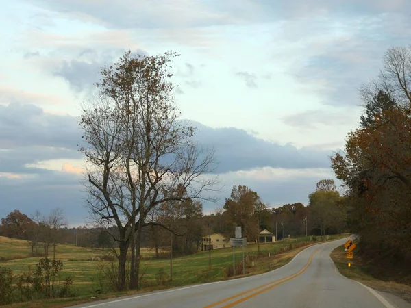 Приятная Поездка Фермам Лугам Извилистыми Дорогами Красочными Деревьями Арканзасе — стоковое фото