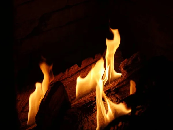 Hot Flames Leaping Burning Logs Fireplace Dark Background — Stock Photo, Image