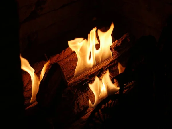 Языки Пламени Обеспечивающие Тепло Камина Темный Фон — стоковое фото