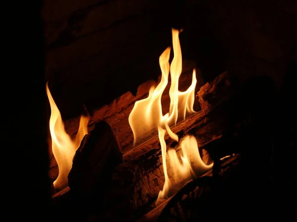 Mesmerizing Flames Leaping Logs Burning Fireplace — Stock Photo, Image