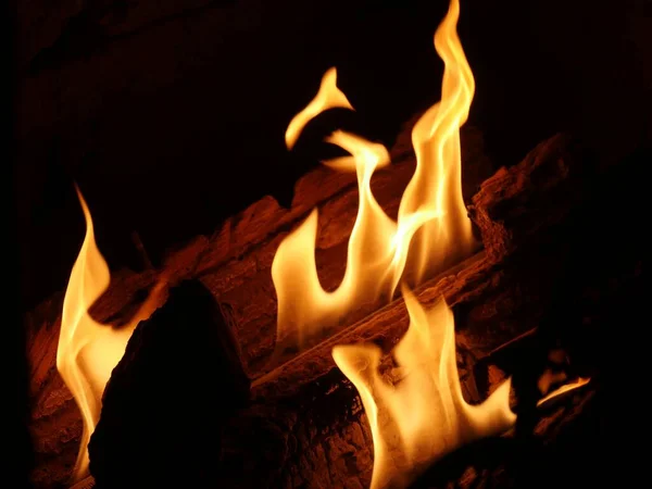 Leuchtend Orangefarbene Flammen Aus Einem Kamin Dunkler Hintergrund — Stockfoto