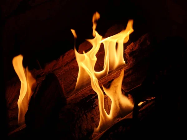 暖炉からのオレンジの炎暗い背景 — ストック写真