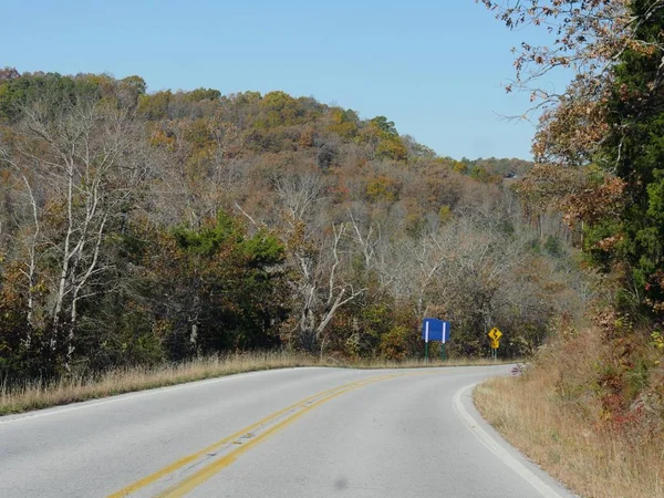 Medium Wide Shot Curbing Road Colful Trees Foliage Eureka Springs — Fotografia de Stock