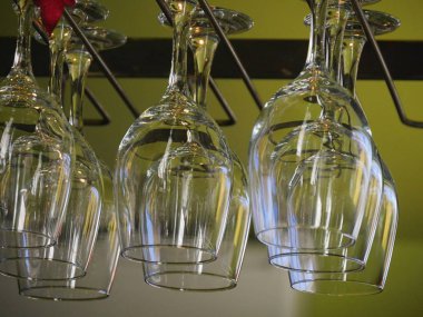 Şarap kadehlerinin kapağını kapatın.