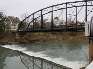 Arkansas Benton County 'de soğuk bir sonbahar sabahı War Eagle nehrinin sularına yansıdı..