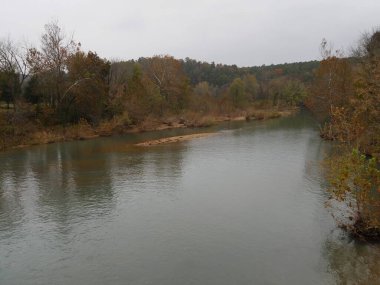 Savaş Kartalı Nehri 'nin orta ölçekli görüntüsü. Sonbaharda kıyıları çevreleyen renkli ağaçlarla.