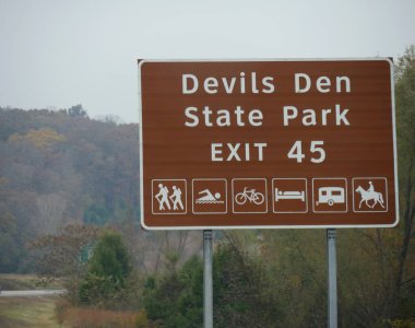 49. otoyol boyunca Arkansas, Usa 'daki Devils Den State Park' a çıkış işareti..