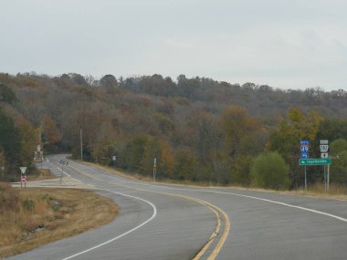 Sonbaharda Arkansas, Fayetteville 'e giden yol işaretleri ve mesafeleri engelliyor.