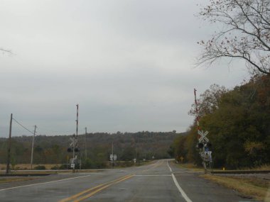Arkansas, Usa 'da bir otoyolu geçen demiryolu hattı..