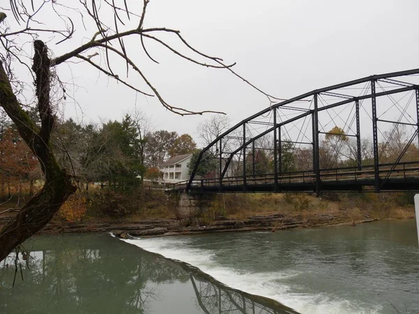 Vecchio Ponte Legno Riflesso Nelle Acque Del Fiume War Eagle — Foto Stock