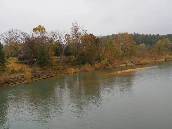 Vista Panoramica Del Fiume Aquila Guerra Con Alberi Colorati Autunno — Foto Stock