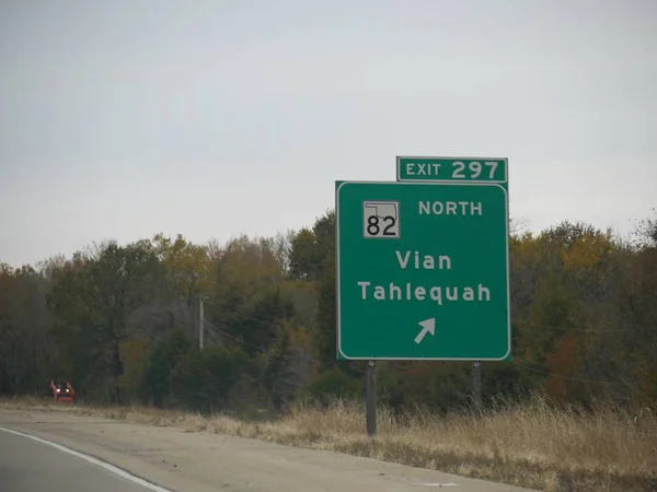 Firme Largo Carretera Con Indicaciones Hacia Norte Vian Tahlequah Oklahoma — Foto de Stock
