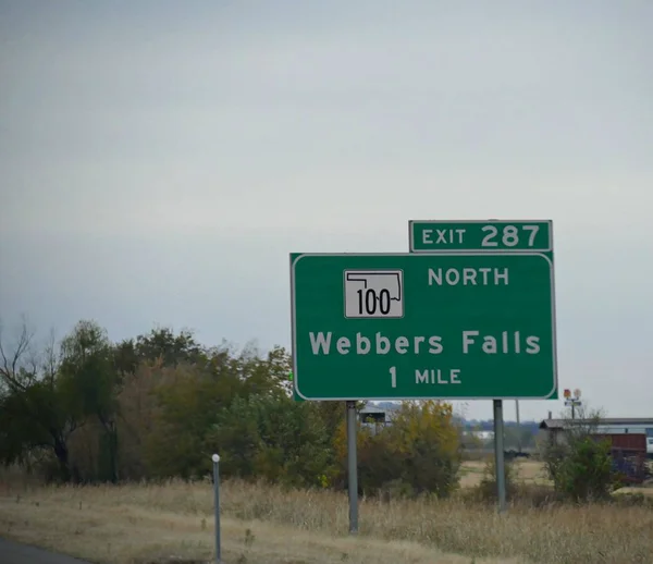 Señal Tráfico Largo Carretera Con Indicaciones Distancia Webbers Falls Oklahoma — Foto de Stock