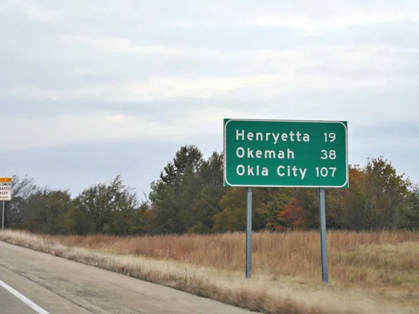 Roadside Sinal Com Distâncias Para Henryetta Okema Oklahoma City — Fotografia de Stock