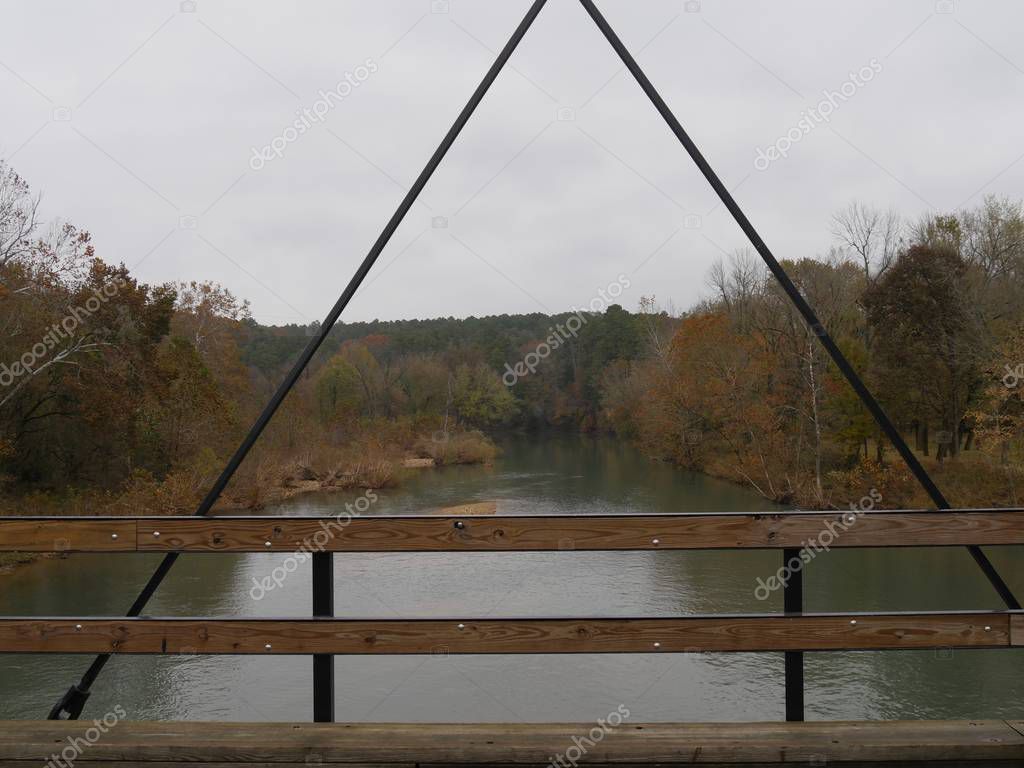 War Eagle River vista desde el viejo puente con árboles de colores a lo