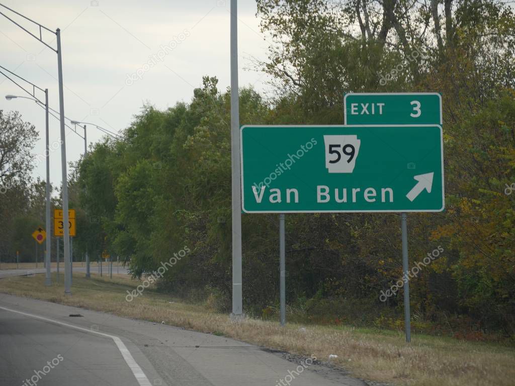 Señal direccional a lo largo de la carretera con indicaciones de salida