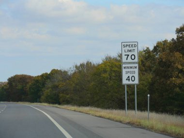 Oklahoma 'da hız limitli yol kenarı tabelası.